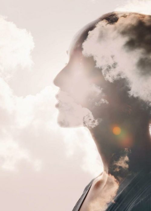bild-frau-wolken bild-frau-wolken